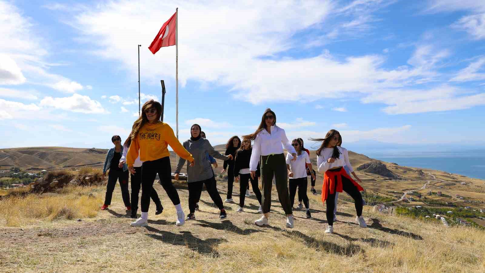 Kadınlar, sporu 2 bin 700 yıllık kalenin zirvesine taşıdı