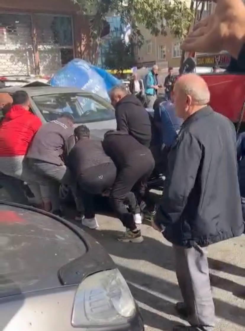 Gaziosmanpaşa’da hafriyat kamyonu 4 araca çarptı: 1’i ağır 2 kişi yaralı!