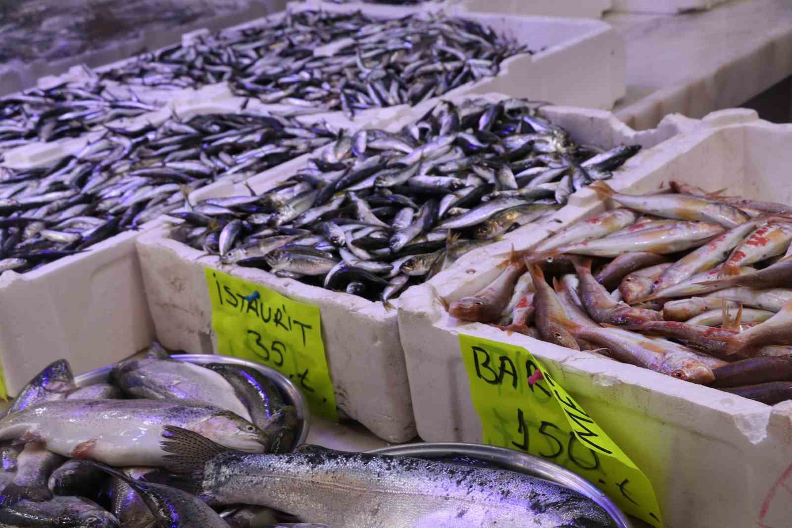 Deniz suyu soğumaya, balık tezgâhları şenlenmeye başladı