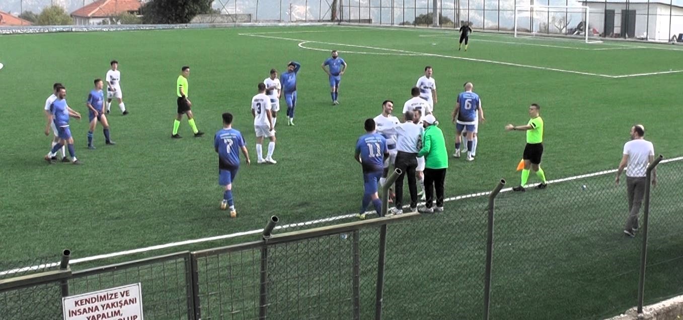 Topu antrenörün yüzüne attı, ortalık karıştı