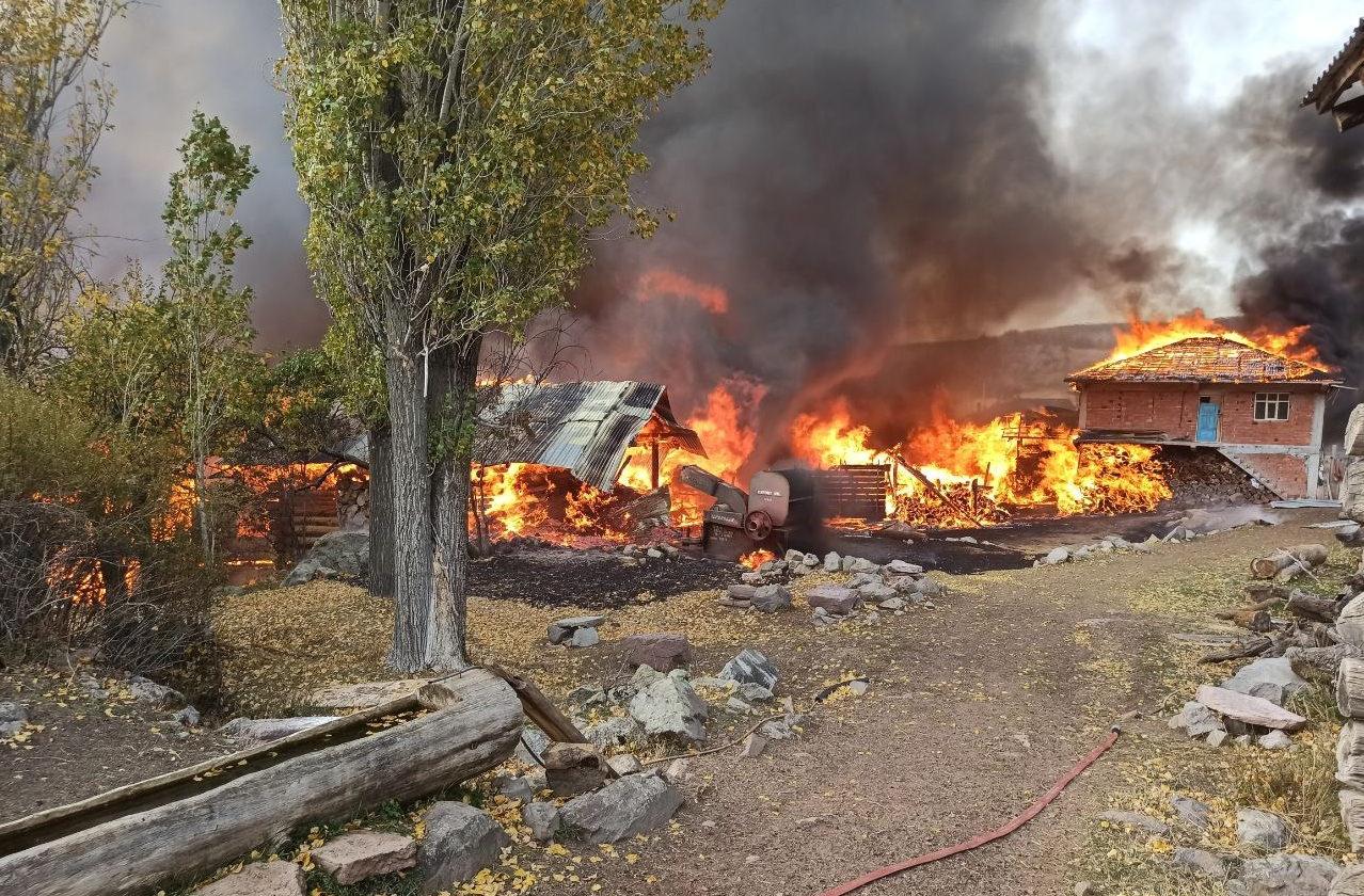 Kastamonu'da korkutan yangın: 10 köy evini etkiledi!