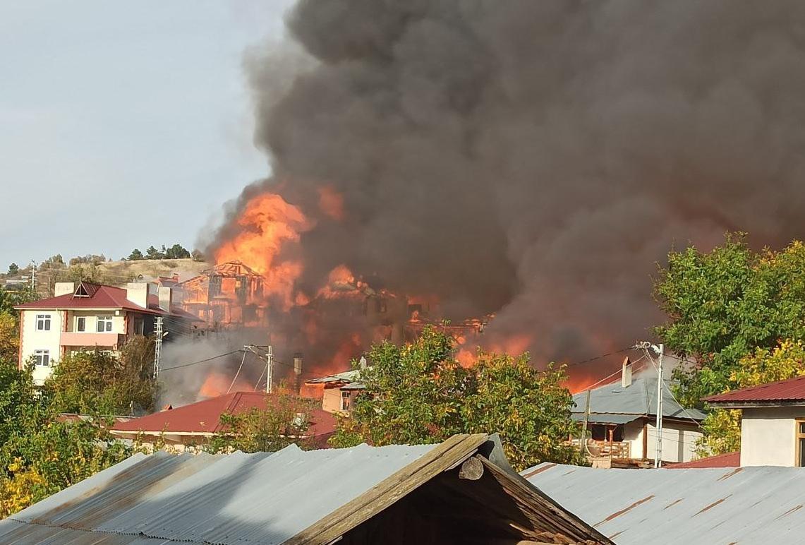 Kastamonu'da korkutan yangın: 10 köy evini etkiledi!