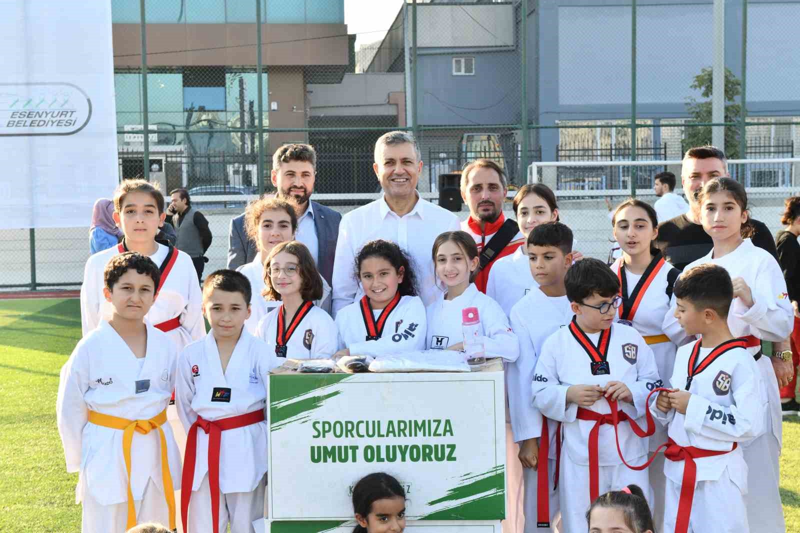 Esenyurt Belediye Başkanı Bozkurt’tan spor kulüplerine malzeme yardımı