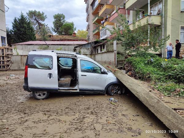 Trabzon'da sel! Yıldırım düştü ve heyelan oluştu