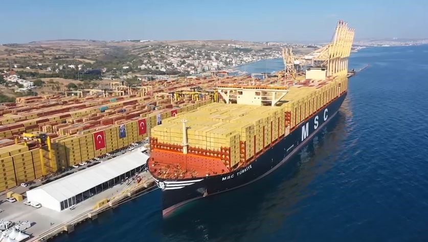 Dünyanın en büyük konteyner gemisine ’Türkiye’ adı verildi