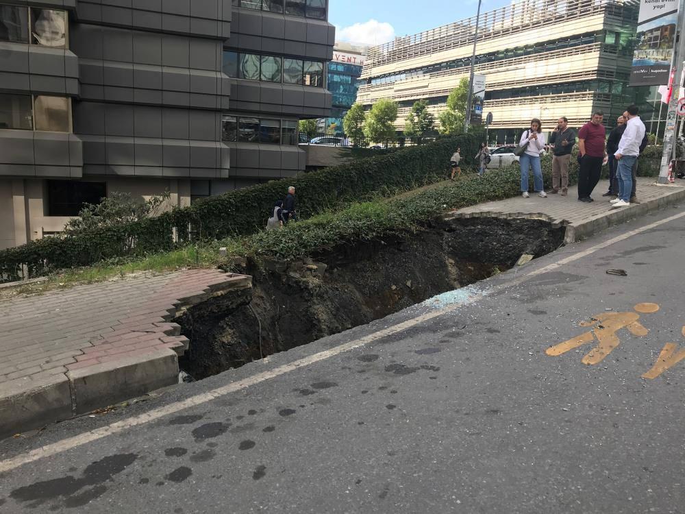 Şişli'de karakomik olay! Çöken kaldırımın içine kadın düştü