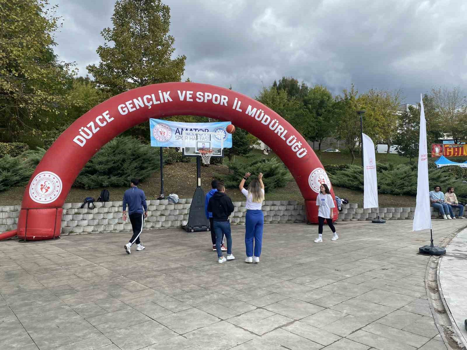 Üniversiteli gençler bol bol spor yaptı