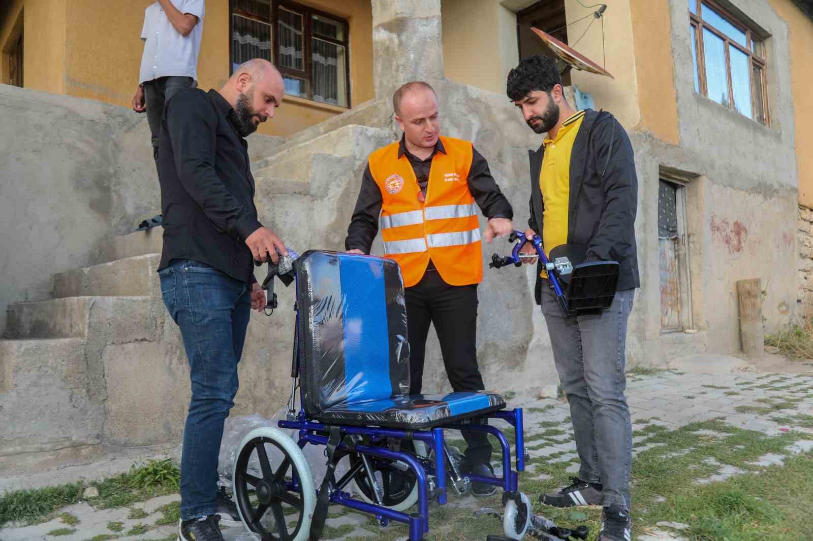 Doğuştan engelli minik Serdar tekerlekli sandalyesine kavuştu