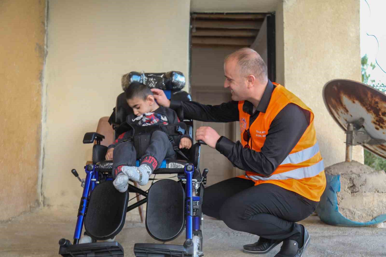 Doğuştan engelli minik Serdar tekerlekli sandalyesine kavuştu