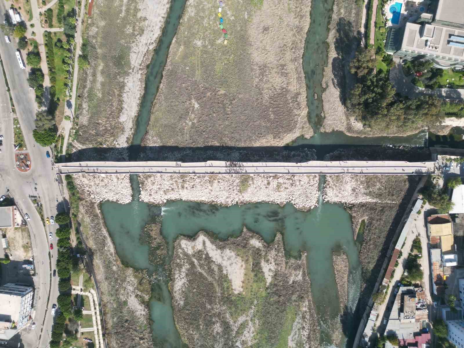 Tarihi köprüde 320 metrelik ’piton döner’ yapıldı