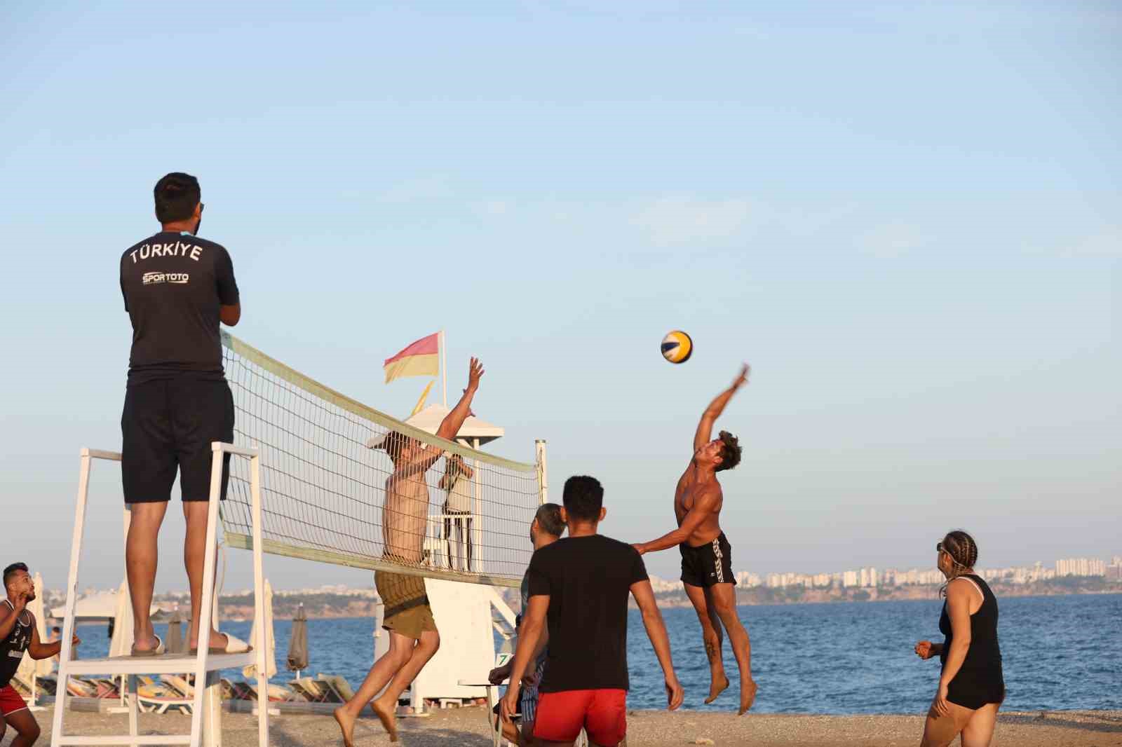 Antalya’da, Cumhuriyet’in 100. yıl coşkusu plaj voleybolu turnuvasıyla  başladı