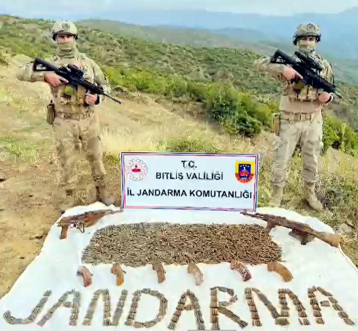 Bitlis'te terör operasyonu! Toprağa gömülü silah ve mühimmat ele geçirildi