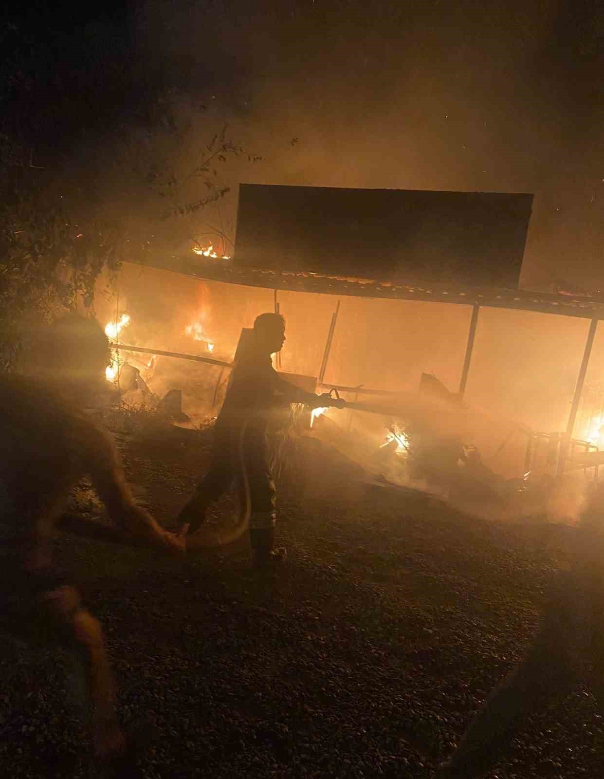 İşyeri içeride bulunan araçlarla birlikte yandı, yangındaki zarar milyarlarla ifade ediliyor