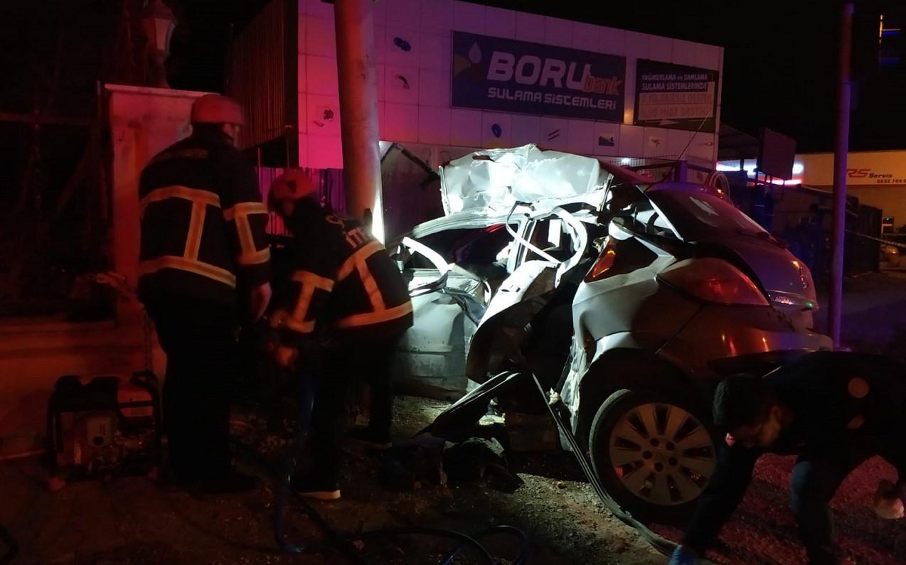 Çorum'da feci kaza: Reklam panosu direğine çarpan araçtaki 3 kişi ölü