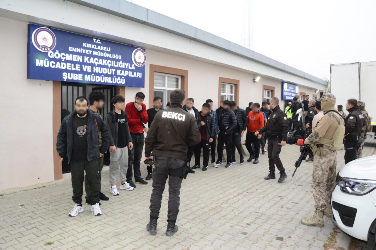 Kamyonet kasasındaki 51 düzensiz göçmen yakalandı!