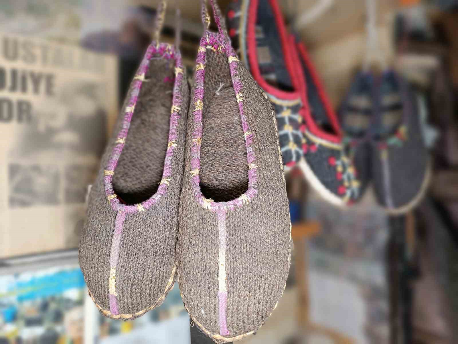 Van’ın asırlık ayakkabısı usta ellerde hayat buluyor