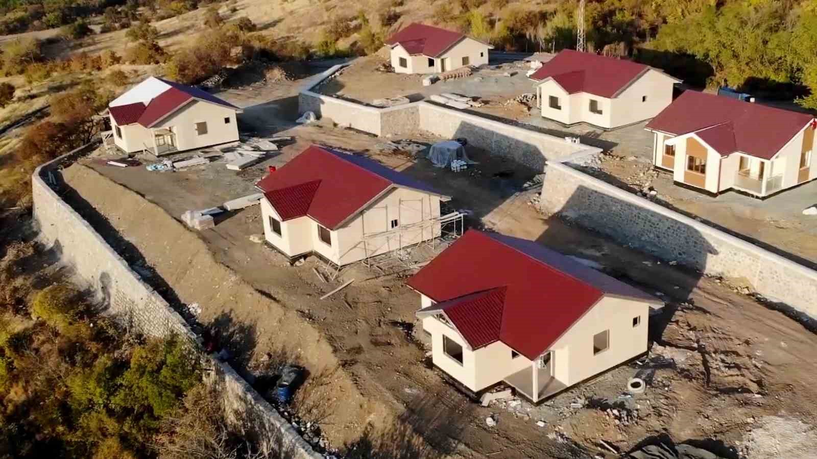 Bakan Özhaseki: “Deprem bölgesinde köy evleri hafif çelikten yapılacak”