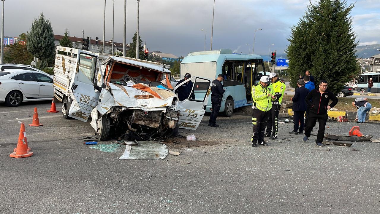 Karabük'te feci kaza: Kamyonet ile minibüsün çarpıştı, 11 kişi yaralandı!
