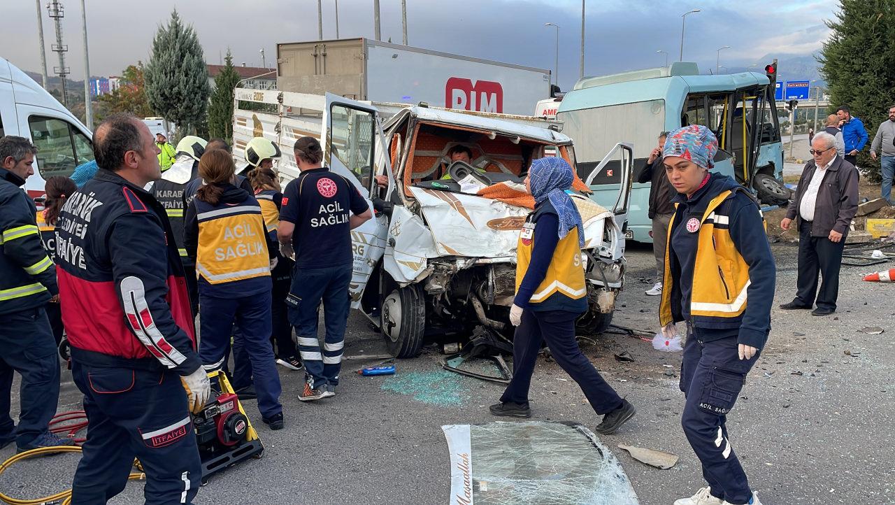Karabük'te feci kaza: Kamyonet ile minibüsün çarpıştı, 11 kişi yaralandı!