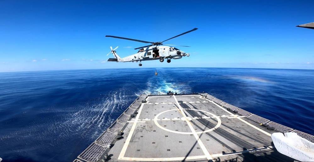 Libya açıklarında helikopter ile iniş kalkış eğitimi