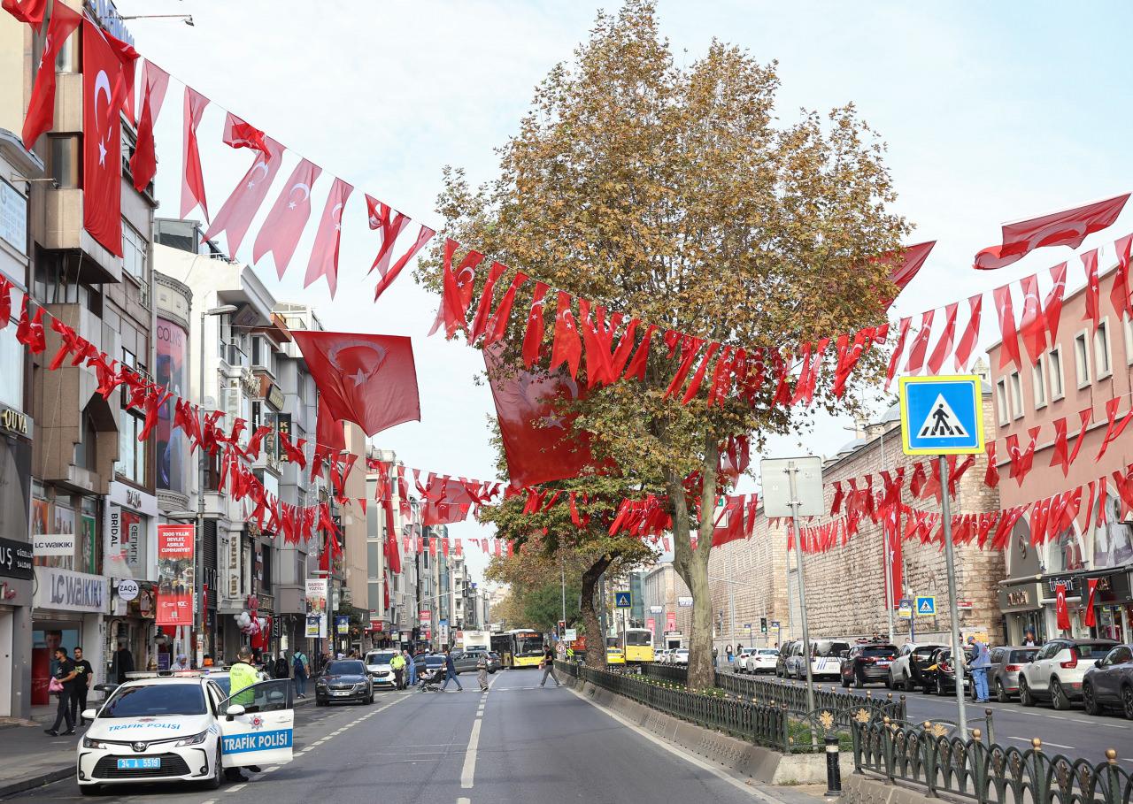 İstanbul, Cumhuriyet Bayramı için Türk bayraklarıyla süsleniyor