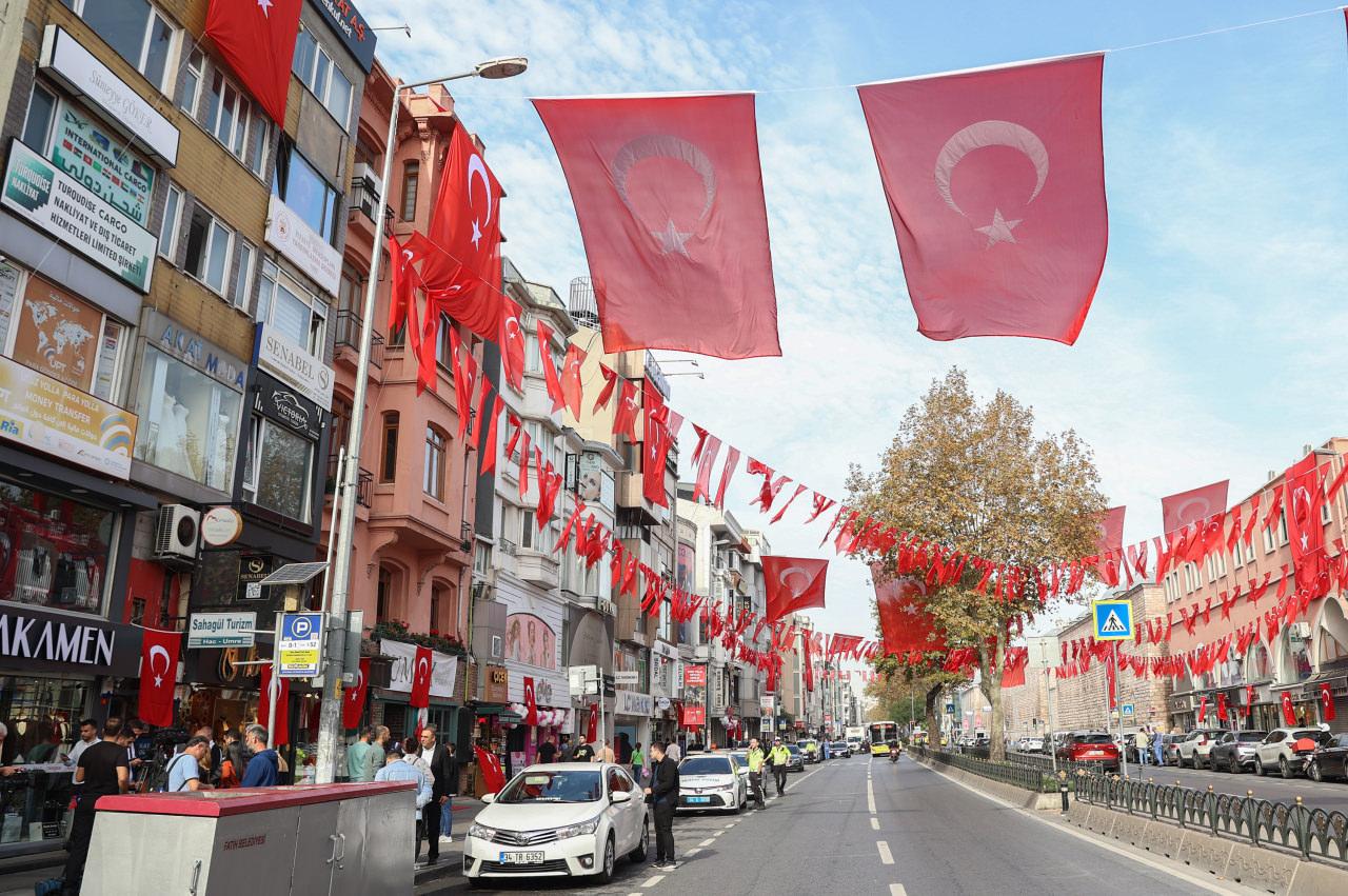 İstanbul, Cumhuriyet Bayramı için Türk bayraklarıyla süsleniyor