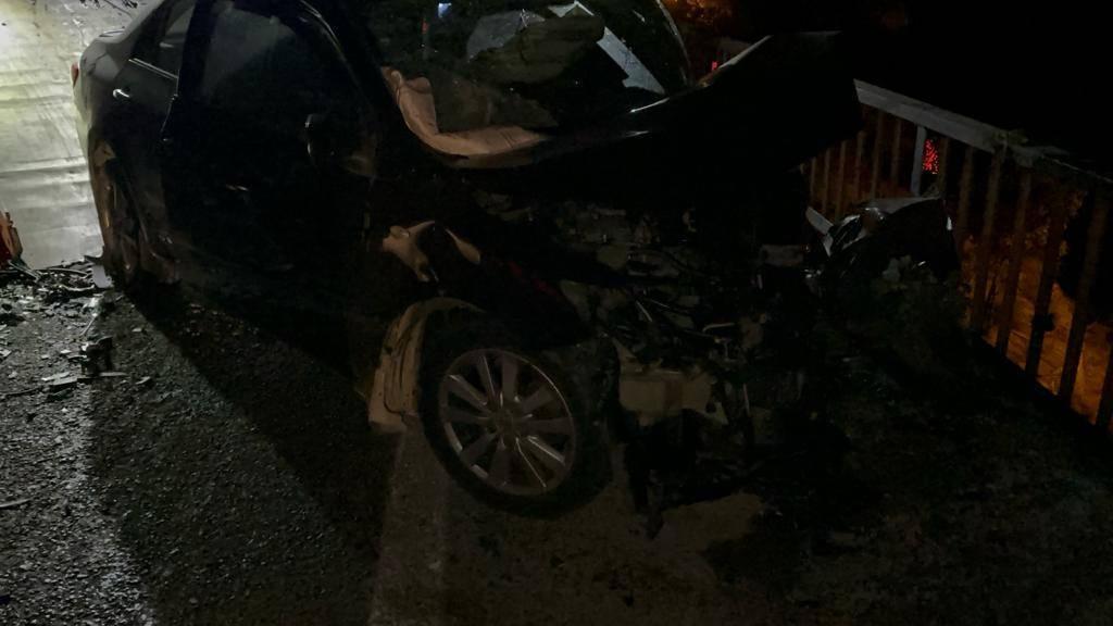 İki otomobil hurdaya döndü: Kazada 3 kişi ağır yaralandı!