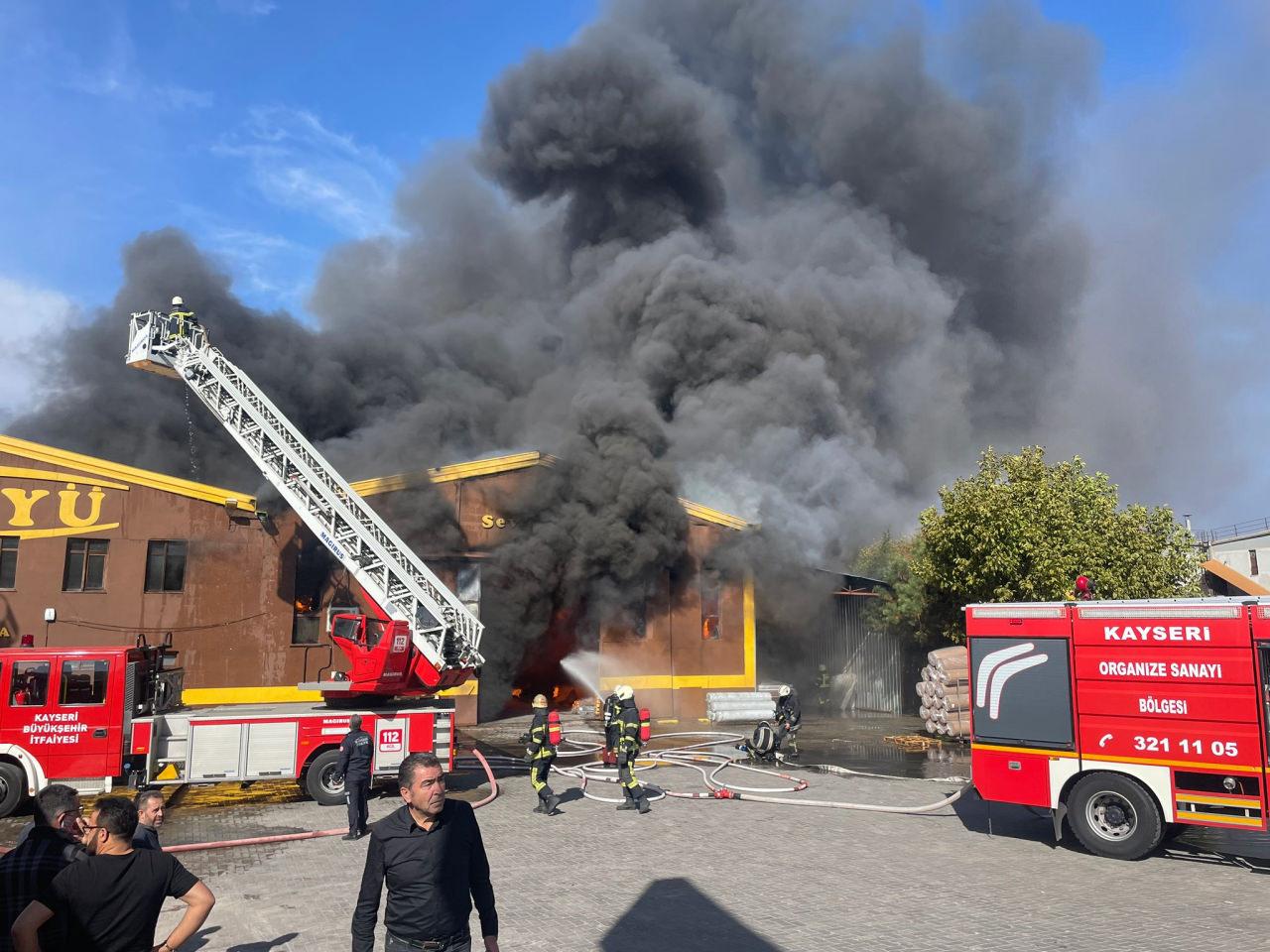 Kayseri'de yatak fabrikasında yangın: Müdahale ediliyor!