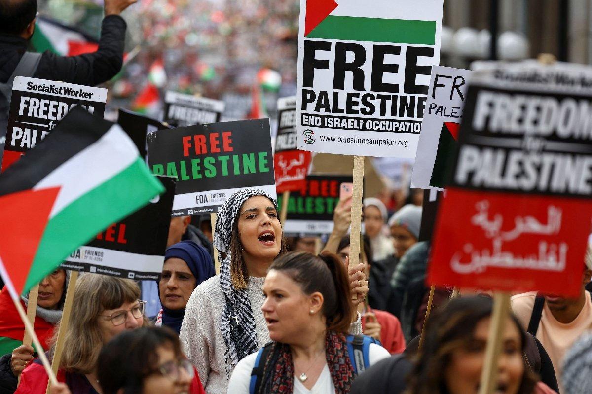 Londra'da on binler Filistin için yürüdü
