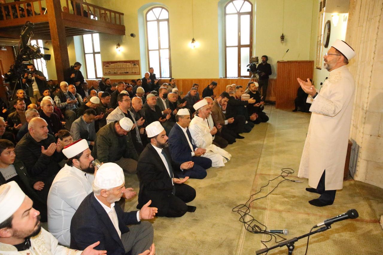 Ali Erbaş: Zulme karşı Müslümanların tek yumruk olması lazım