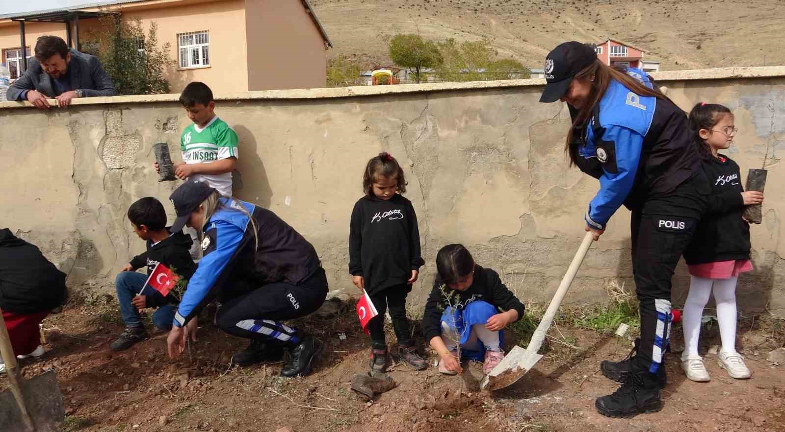 Cumhuriyet’in 100. yılı sebebiyle 100 fidan diktiler