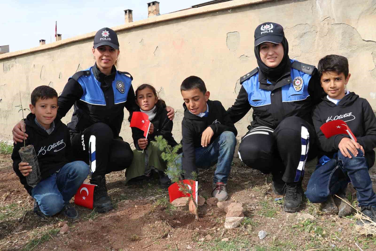 Cumhuriyet’in 100. yılı sebebiyle 100 fidan diktiler