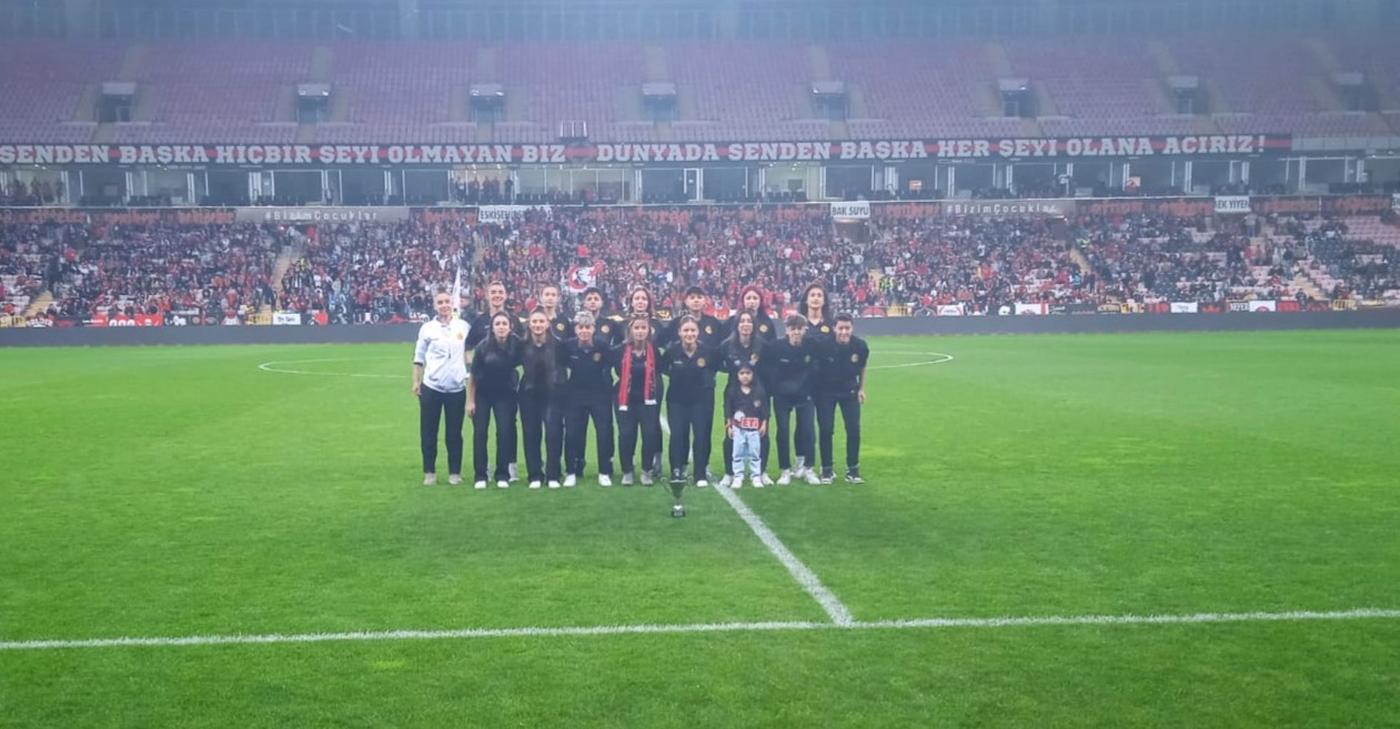 Şampiyon Eskişehirspor Kadın Futbol Takımı stadyumda kupayla taraftarı selamladı