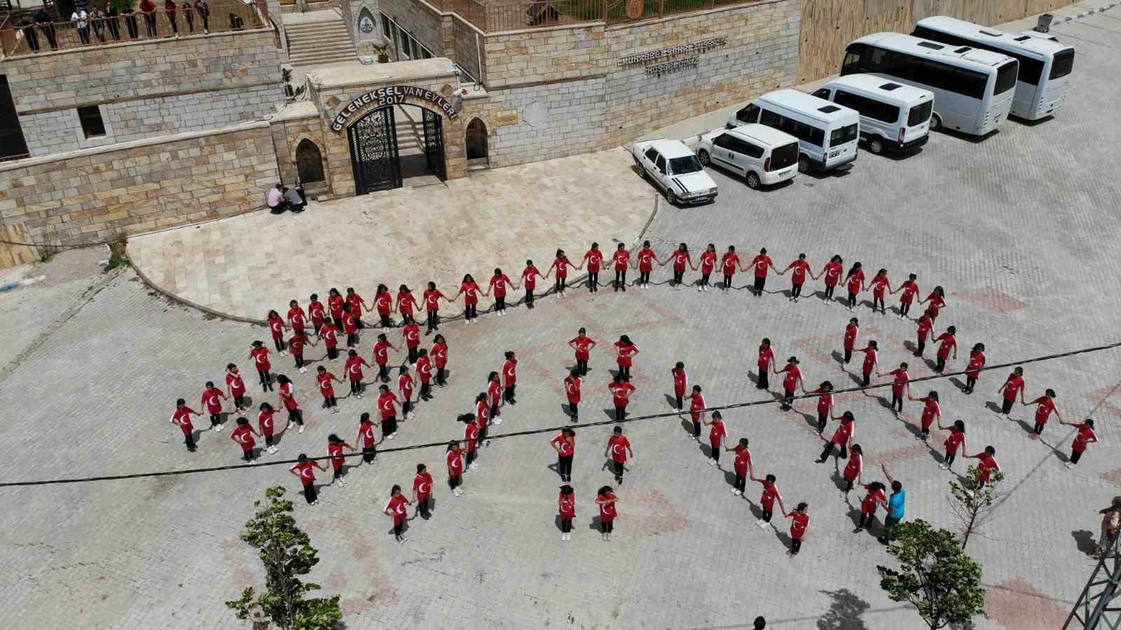 100 kızla renkli 100. yıl kutlaması