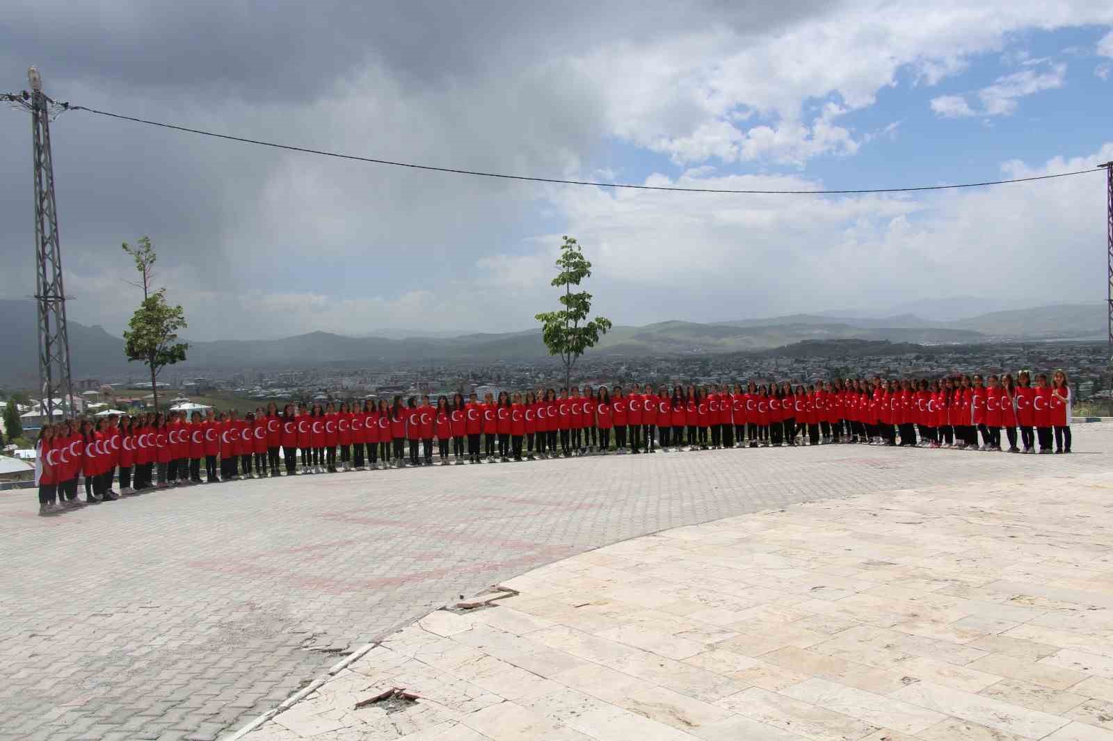 100 kızla renkli 100. yıl kutlaması