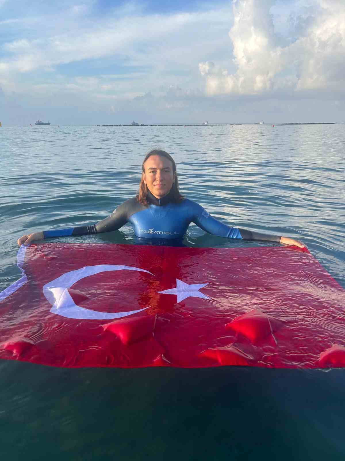 Güney Kıbrıs’ta Türk bayrağını dalgalandıran rekortmen sporcu