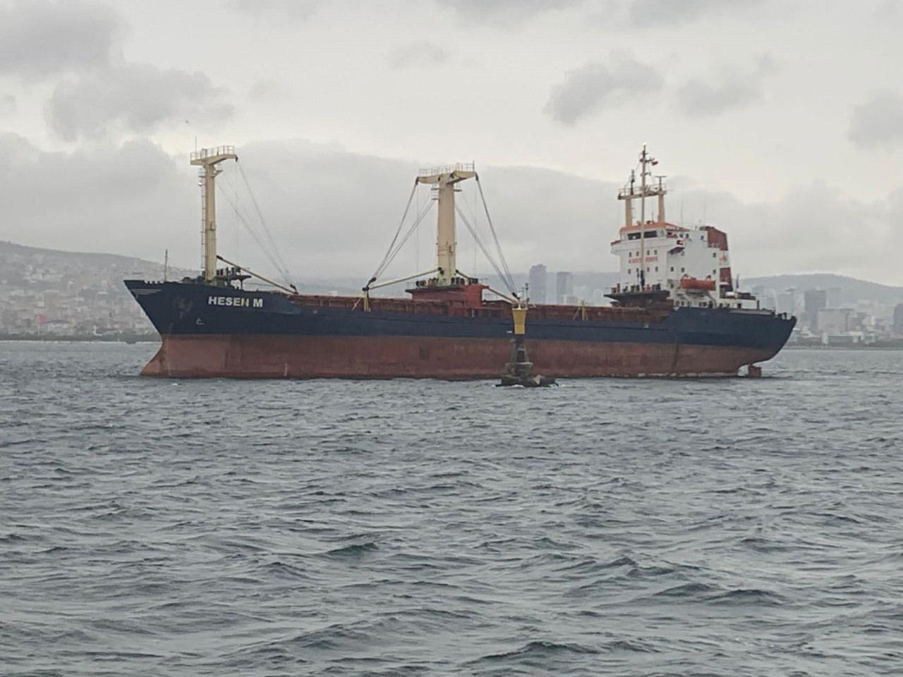 Kuru yük gemisi Maltepe açıklarında karaya oturdu