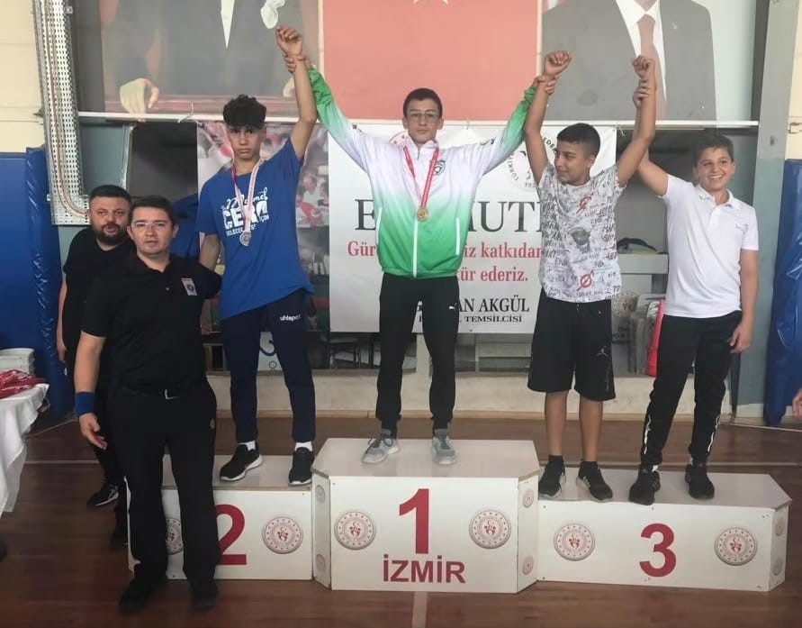 Yunusemreli genç güreşçiler, İzmir’den başarıyla döndü