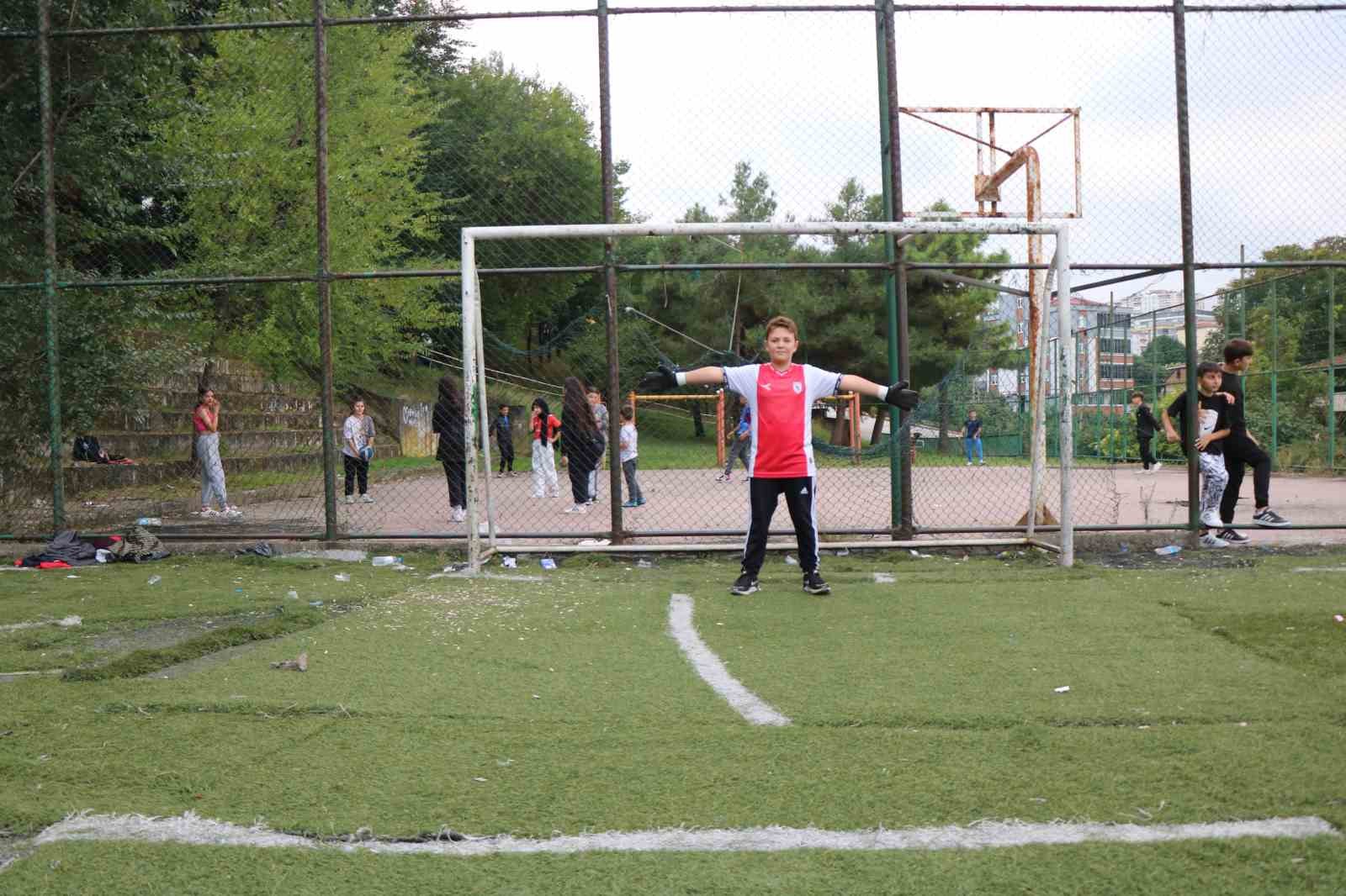 Yamalı sahada maç yapan gençlerin ’yeni saha’ talebi