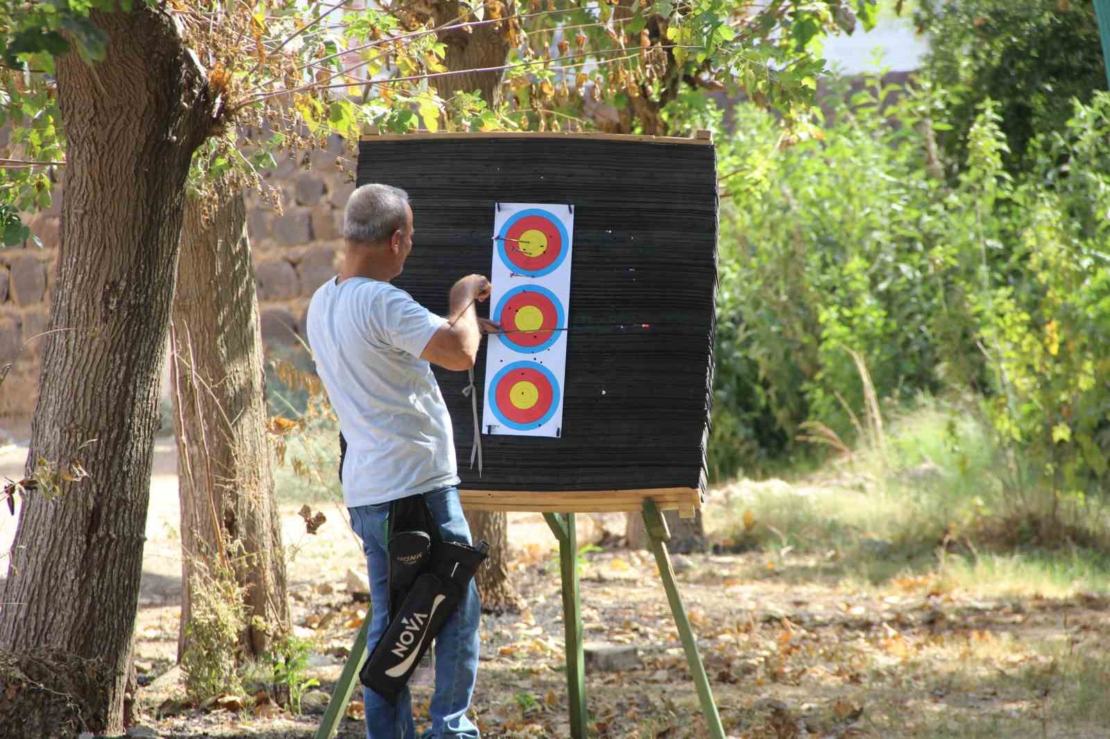 Çocukluk hayali okçuluğa 51 yaşında kavuştu