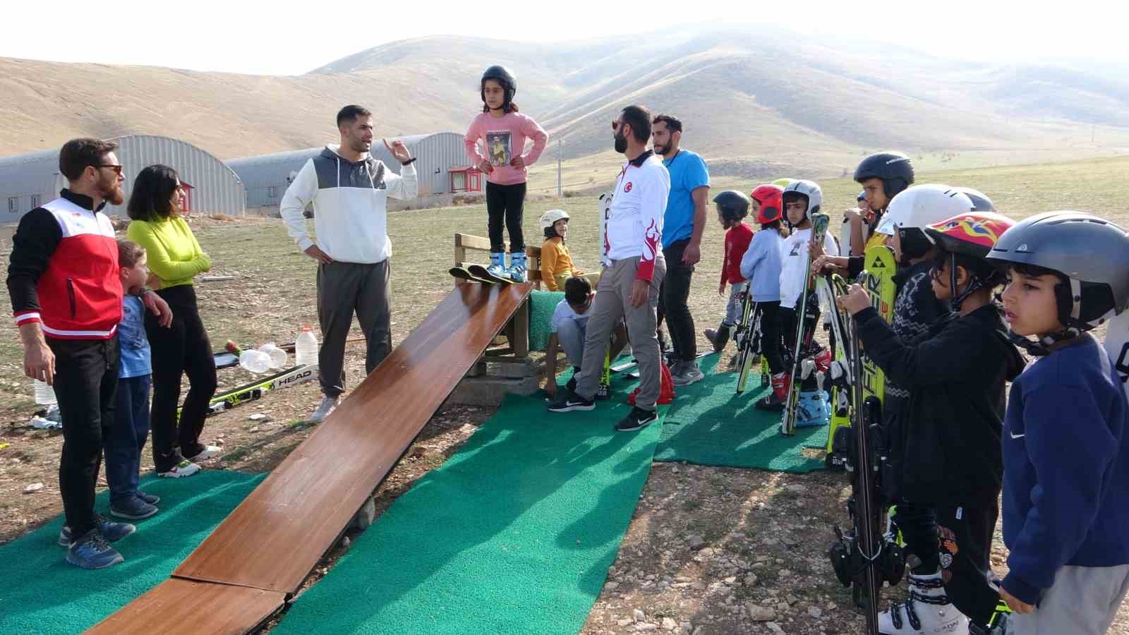 Kar yağmayınca yağladıkları halıda kayarak şampiyonaya hazırlanıyorlar