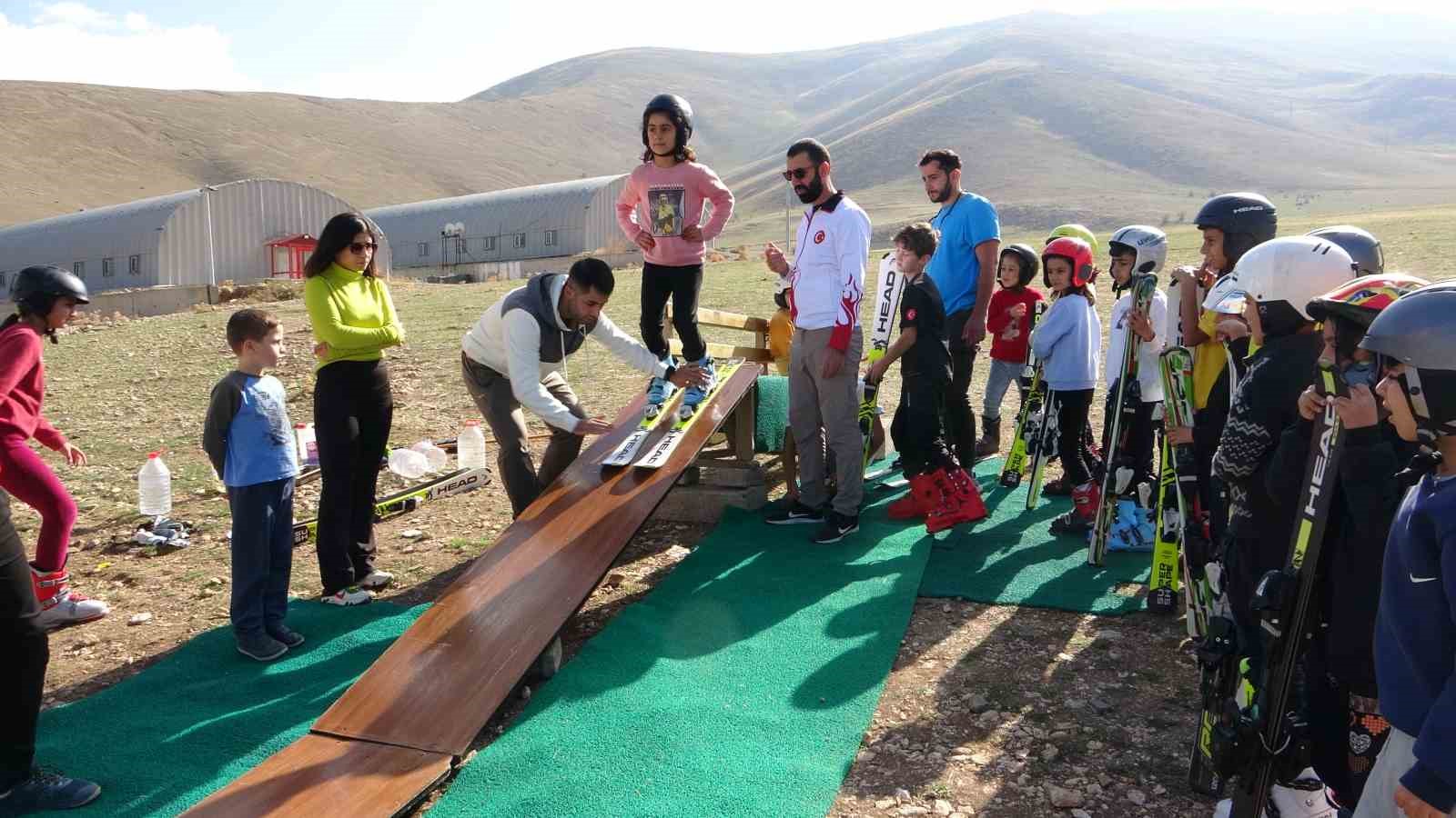 Kar yağmayınca yağladıkları halıda kayarak şampiyonaya hazırlanıyorlar