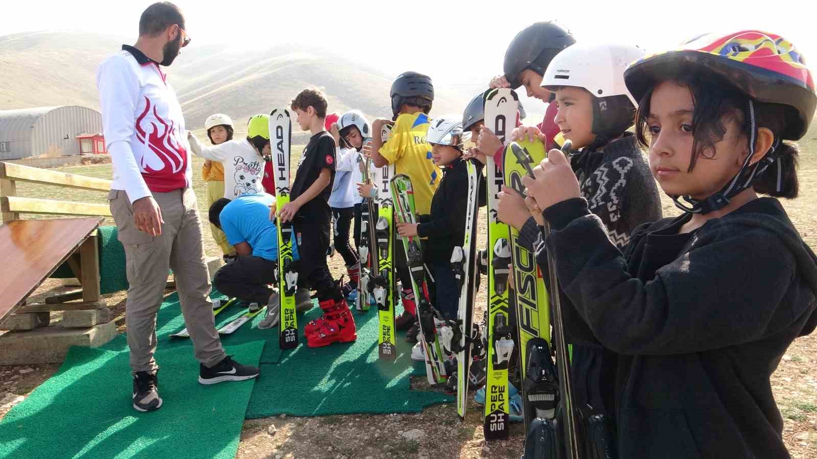 Kar yağmayınca yağladıkları halıda kayarak şampiyonaya hazırlanıyorlar