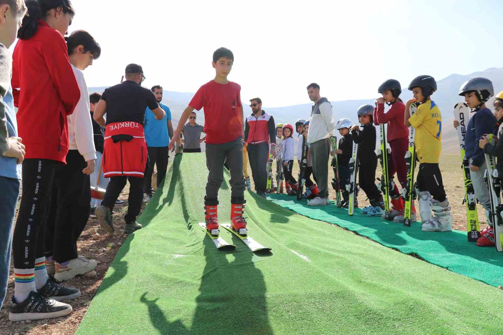 Kar yağmayınca yağladıkları halıda kayarak şampiyonaya hazırlanıyorlar