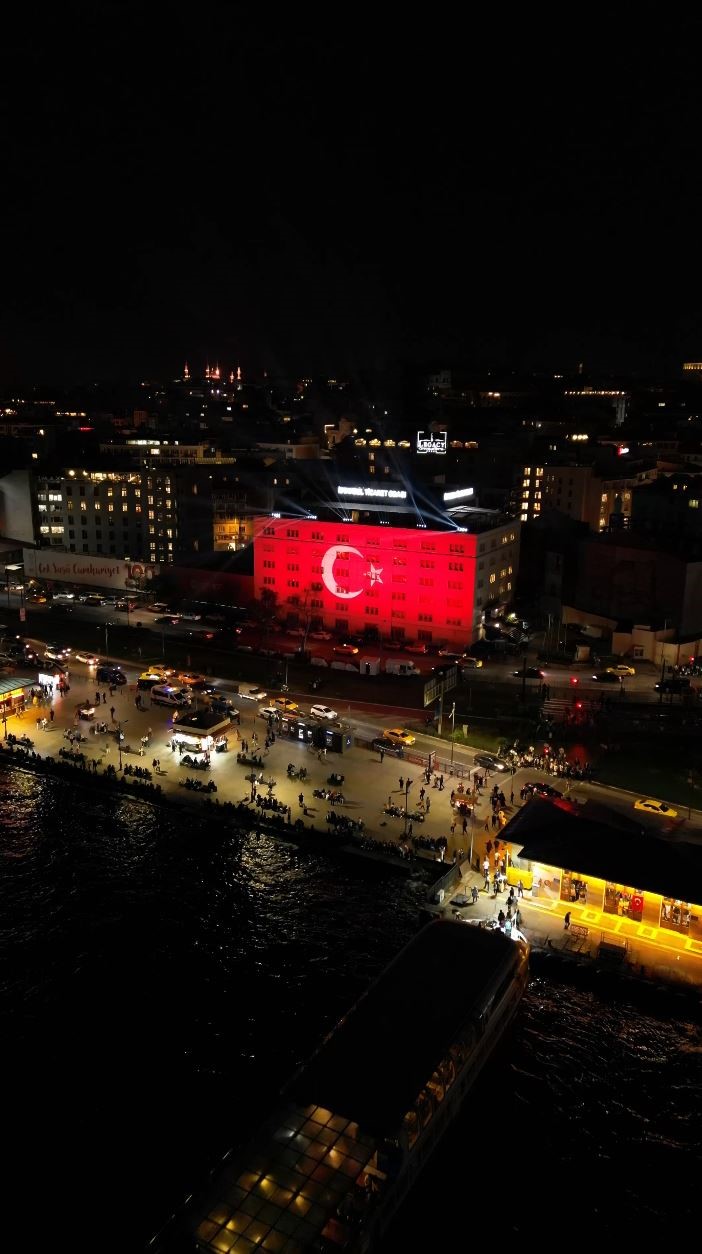 İTO’nun Eminönü’ndeki sembol binası Cumhuriyet’in 100. yılı dolayısıyla Türk bayrağıyla aydınlatıldı