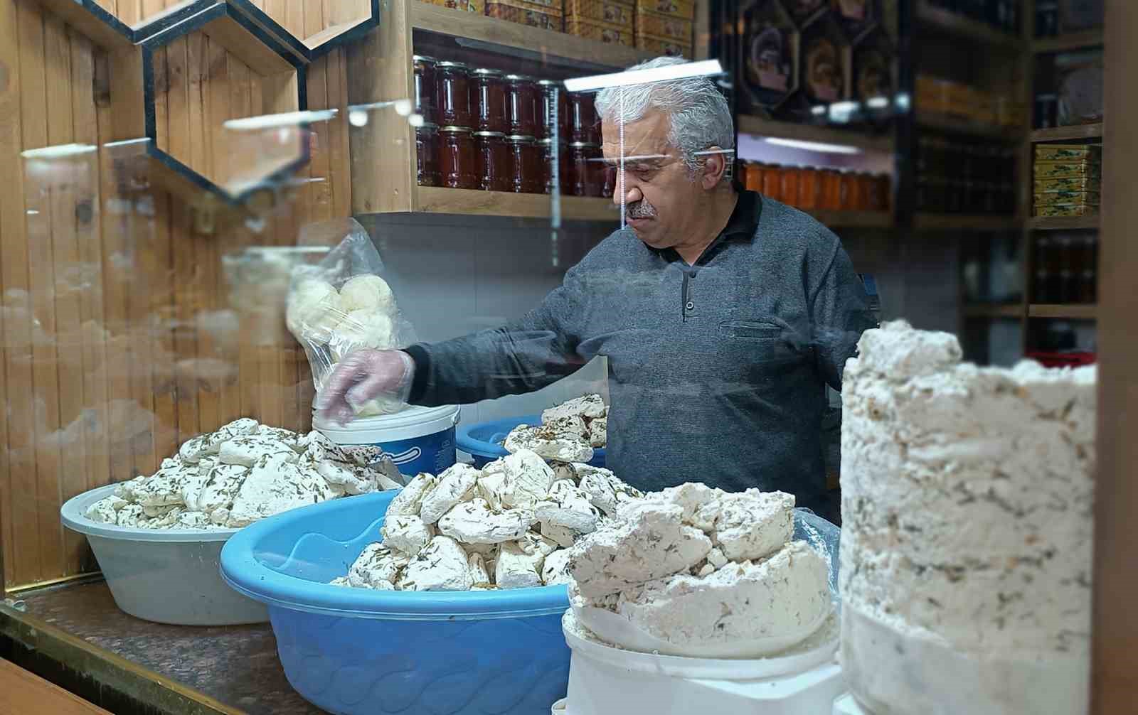 Van’ın tescilli otlu peyniri kışa hazır