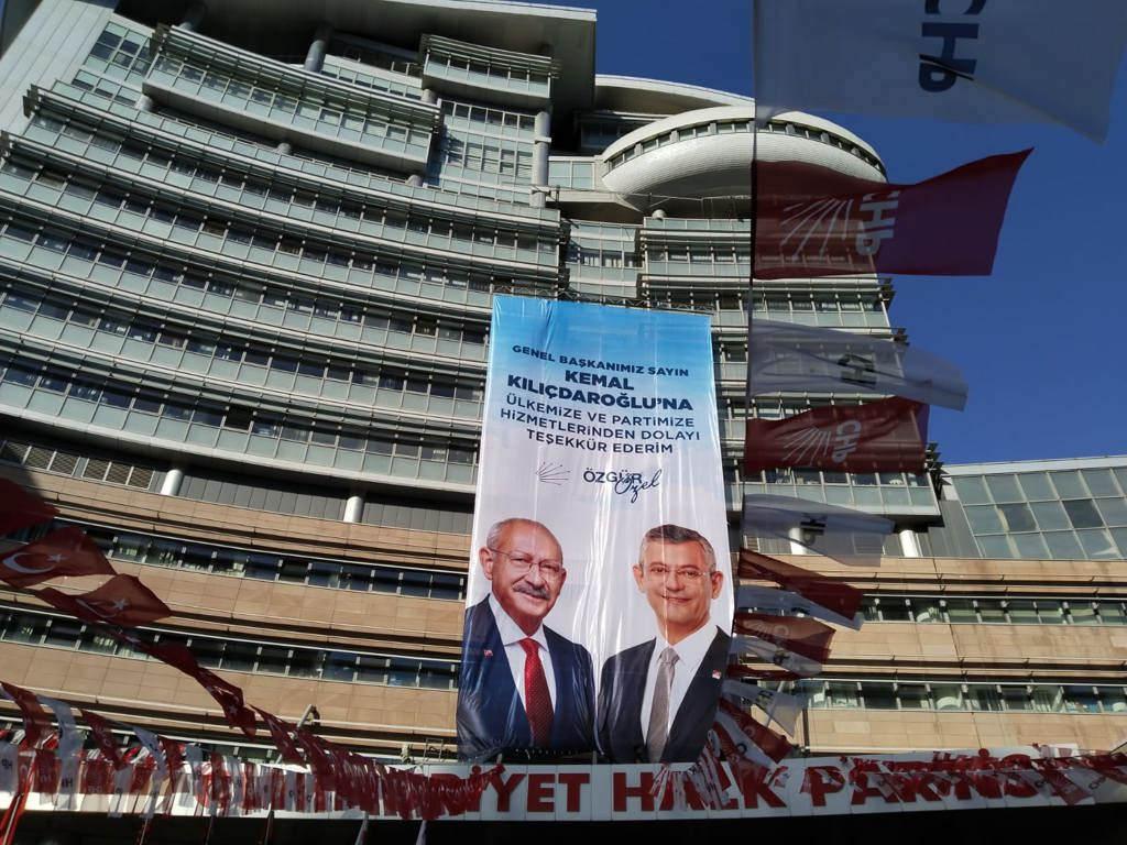 Kılıçdaroğlu genel merkez çalışanlarıyla vedalaştı