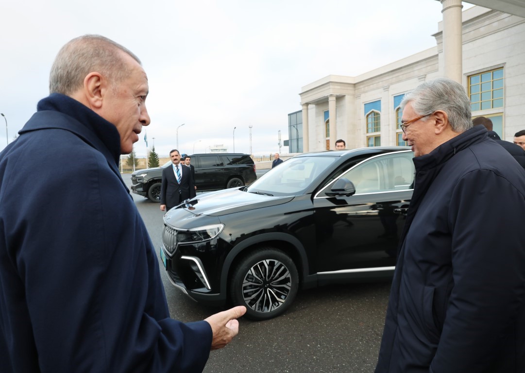 Cumhurbaşkanı Erdoğan, Tokayev'e TOGG hediye etti