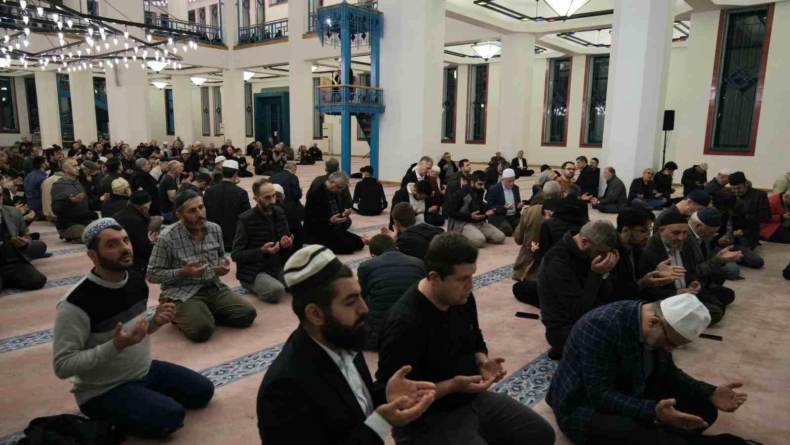 Filistin’de hayatını kaybedenler için dua gecesi düzenlendi