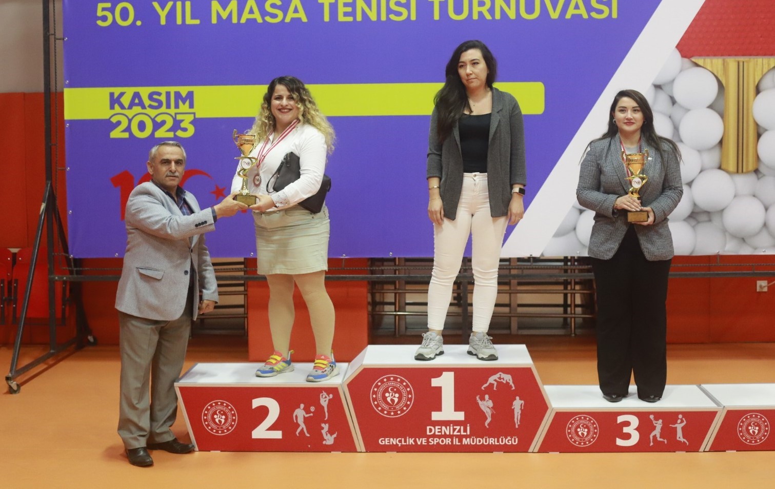 Denizli’de masa tenisi turnuvasının kazananları belli oldu